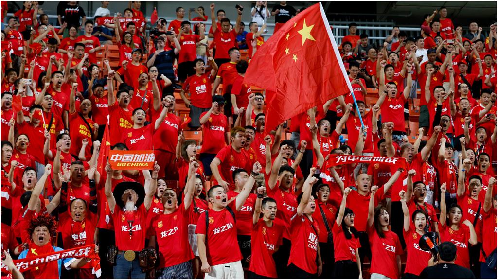 中國足球員輸不起「飛踢日本球員頭部」他當場倒地!舊片被挖日網氣炸:低級惡劣