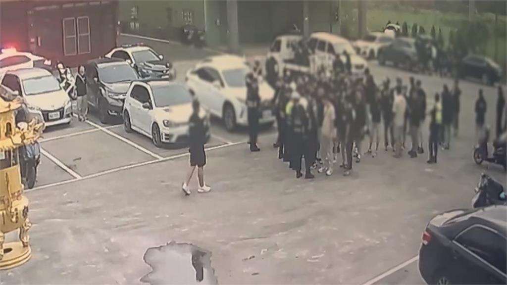 數百人群聚廟前燒胎 見警到場鳥獸散還躲廟「假拜拜」