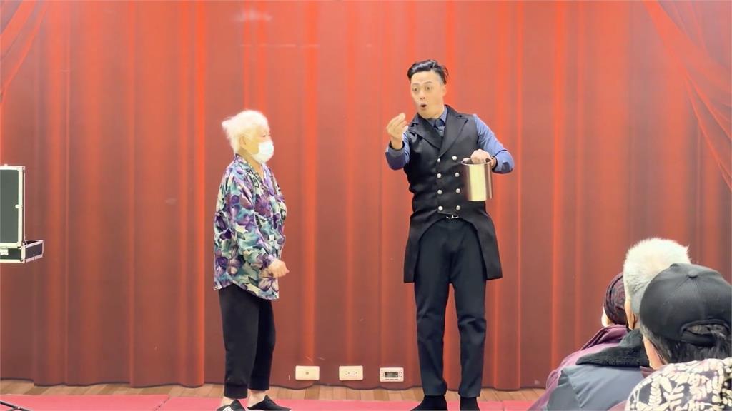 藝林國際「寒冬送暖」　胡鴻達走入仁濟、道生院唱歌做公益