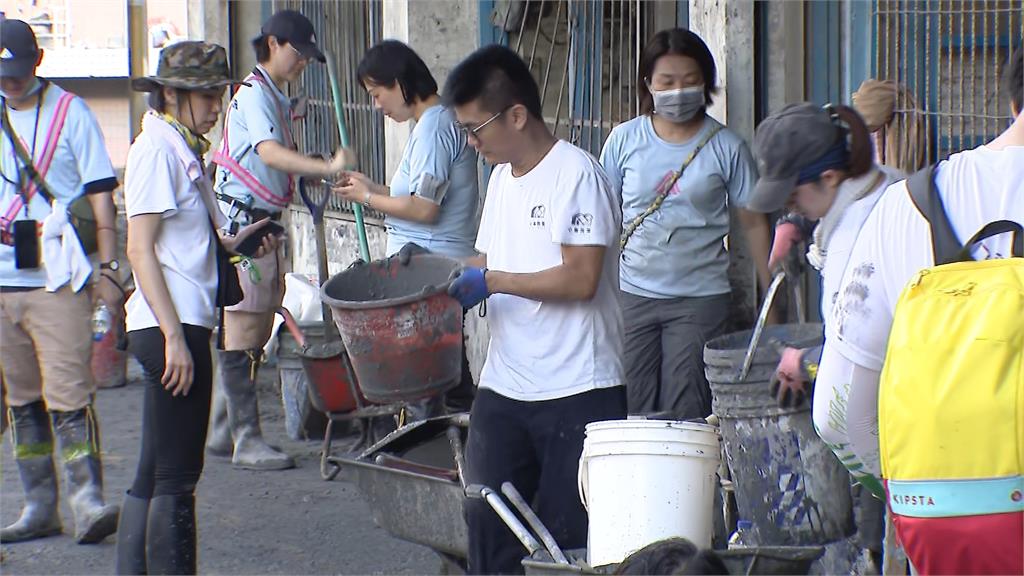 吳怡農衝花蓮災區救災 僅兩天火速清理光復國中多間教室