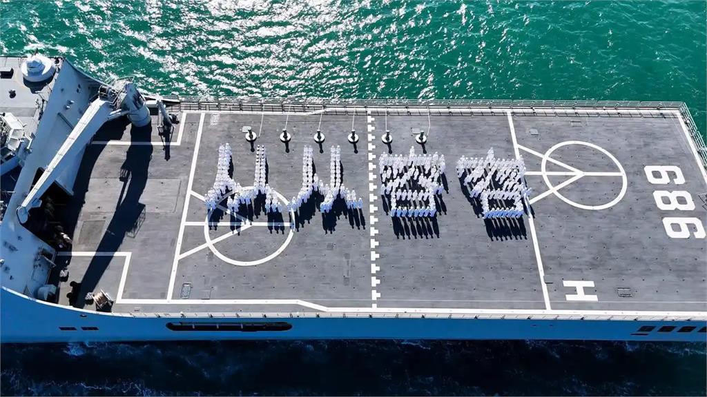 中國軍艦驚見王世堅金句！2千官兵排出「從從容容」空拍畫面引爆兩岸話題