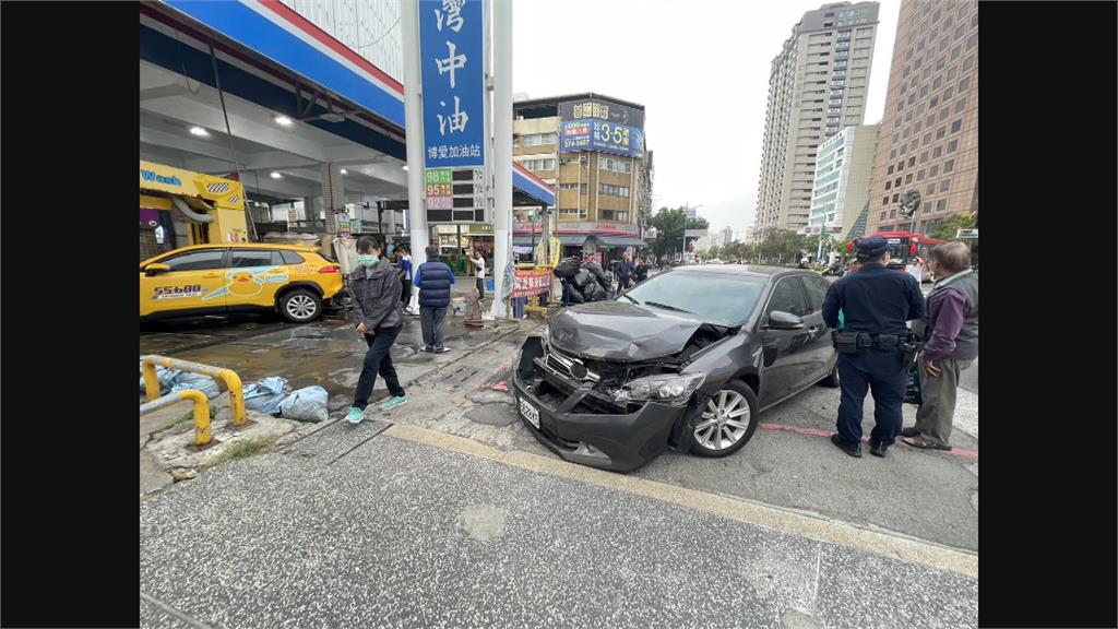 排隊洗車也會出車禍 計程車遭撞進洗車機