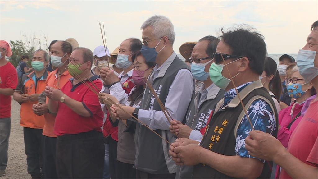 首屆石滬媽祖節登場 居民挑擔美食海邊祝壽