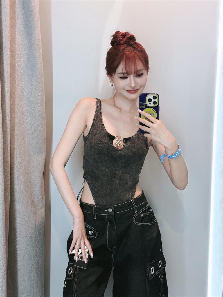 賴品妤返台前「超猛挖洞裝」試衣間畫面曝！男友曾玟學「疑惑心聲」網笑翻