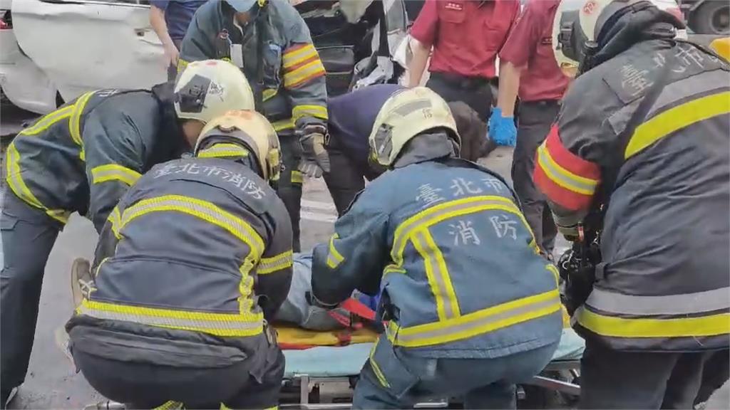 沿路超速惹禍！木柵賓士飛越分隔島　「撞3車釀1死」飆車畫面曝