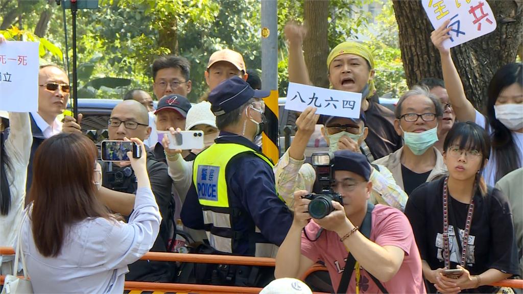 中配網紅「亞亞」大陣仗赴內政部抱屈　民眾不滿嗆：共匪滾回去