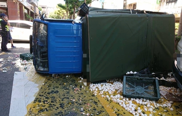 苗栗蛋車被撞翻萬顆雞蛋破裂　蛋液流滿地！熱燙柏油路快將蛋煎熟