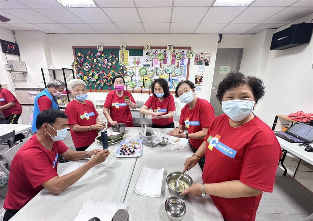 快新聞/健康又營養! 嘉義民雄衛生所合體長輩共包「水果冰粽」