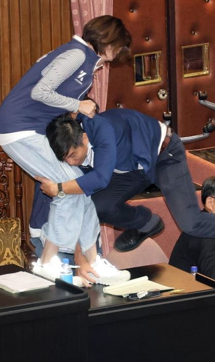 快新聞/立院再爆衝突! 鍾佳濱一夫當關衝上主席台「韓國瑜受驚畫面曝」