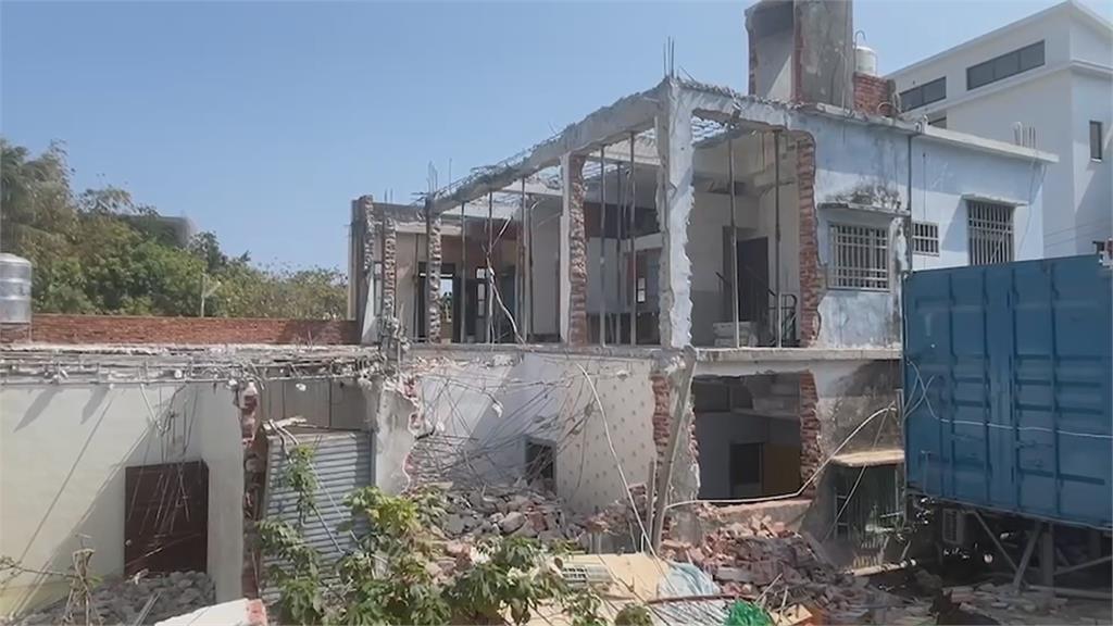 鋼筋電線外露、磚塊水泥堆滿地 屏東東港「房拆一半」奇景