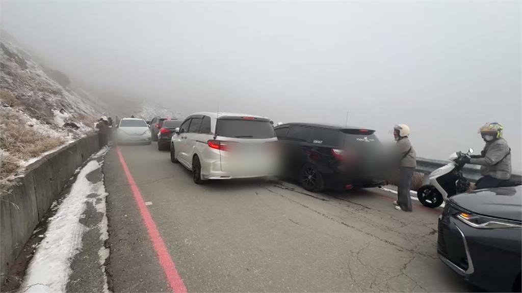 自撞側翻、逆向衝撞　合歡山追雪「撞」況多！