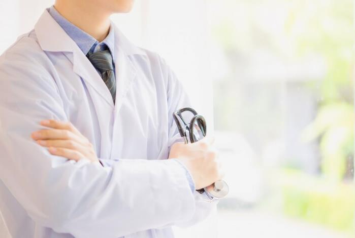 看到醫師血壓就飆高?男子以為是白袍症候群 醫師聞「味道」揭真相