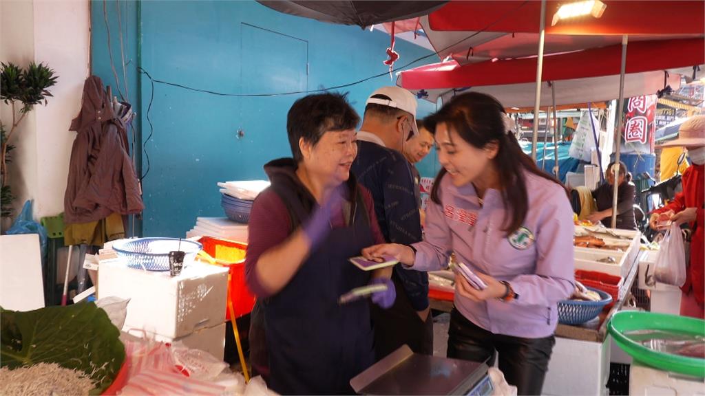 綠營松信初選5搶4! 郭凡.呂瀅瀅勤跑市場掃街拜票