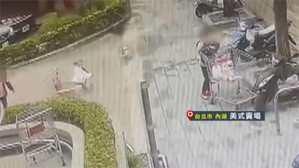 婦斜坡鬆手推車滑落 撞倒等車行人遭起訴