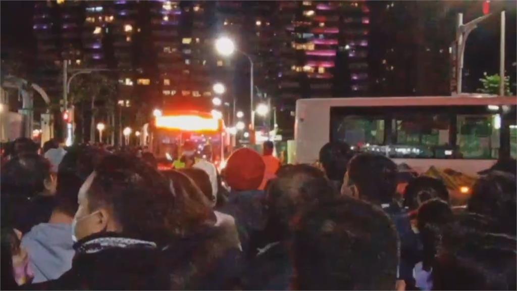全台首創跨河煙火 淡水漁人碼頭人潮搶看