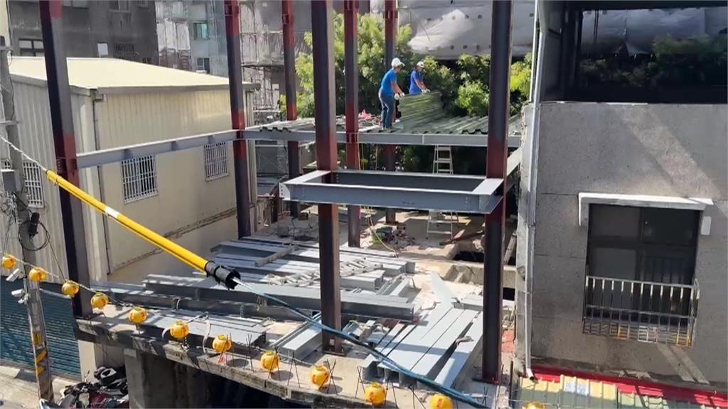彰化老宅屋頂「焊接H鋼架」 鄰居憂心!縣府:無照已勒令停工