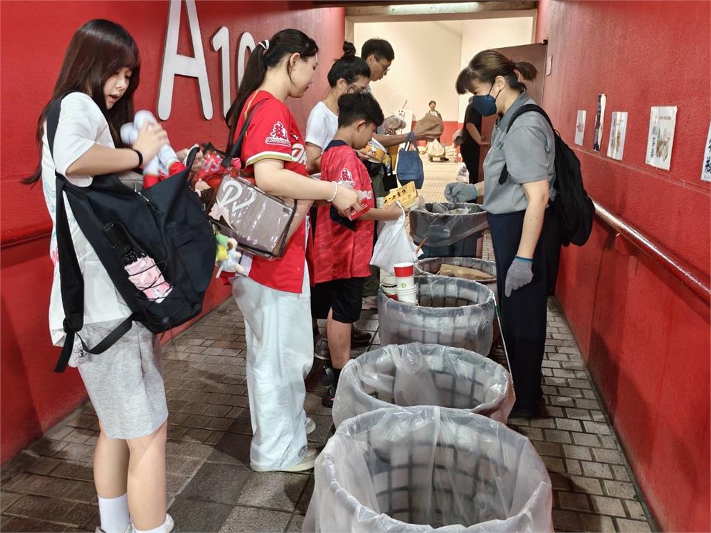 職棒影響力走出球場　味全龍深耕環保公益獲「網路口碑之星」領航創新獎