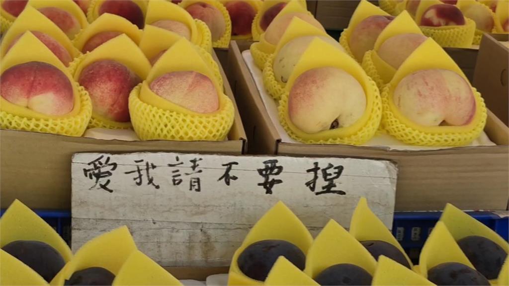 買拉拉山水蜜桃被調包？　回家驚見多顆爛桃、混入蘋果