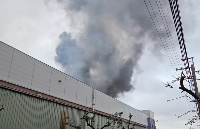 桃園電子工廠大火 黑煙瀰漫緊急疏散342人