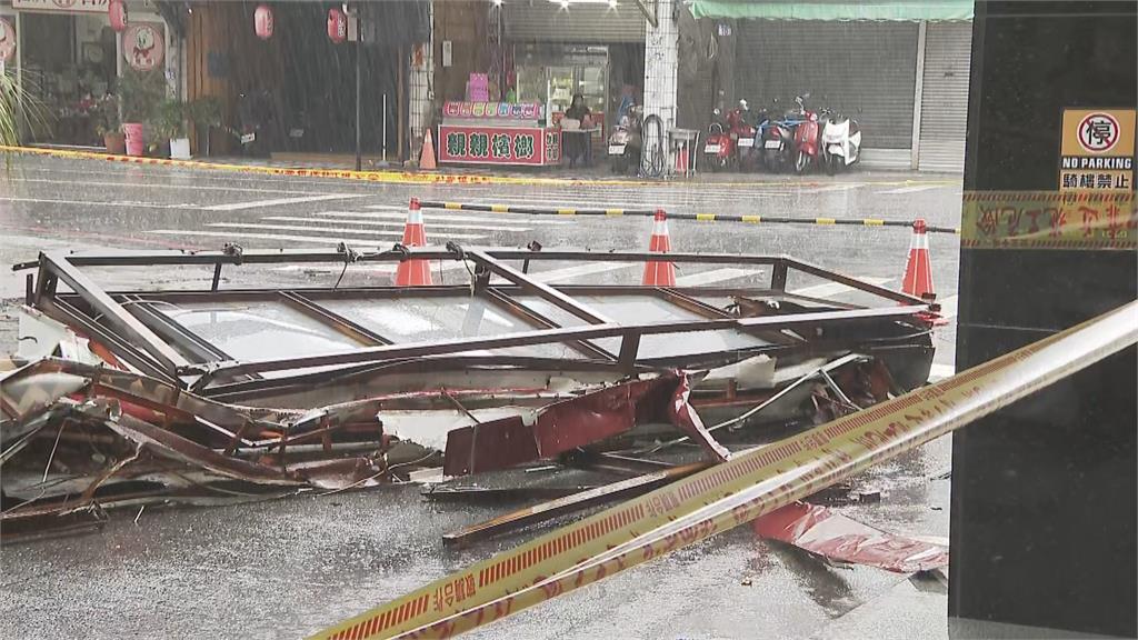 快新聞/凱米吹飛那魯灣旅店招牌狠砸2車! 法國遊客火車、航班全被取消困花蓮