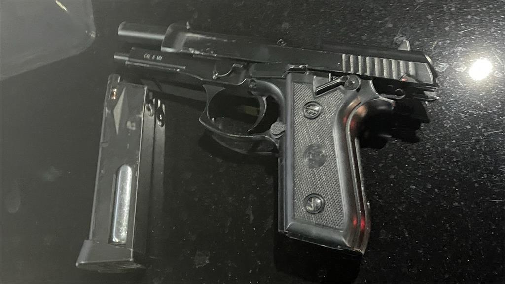 快新聞/只剩我沒槍?新莊尾牙糾紛「3青年亮槍恐嚇」 警方逮人送辦