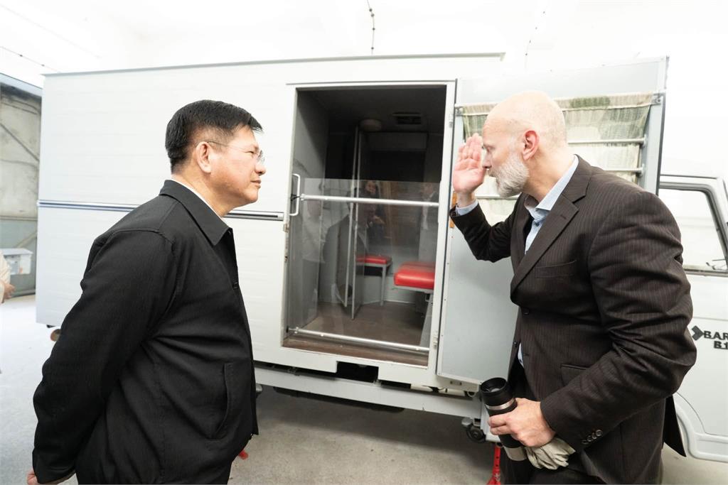 快新聞／林佳龍訪德走進史塔西黑牢！憶台灣白色恐怖　《大濛》成交流焦點