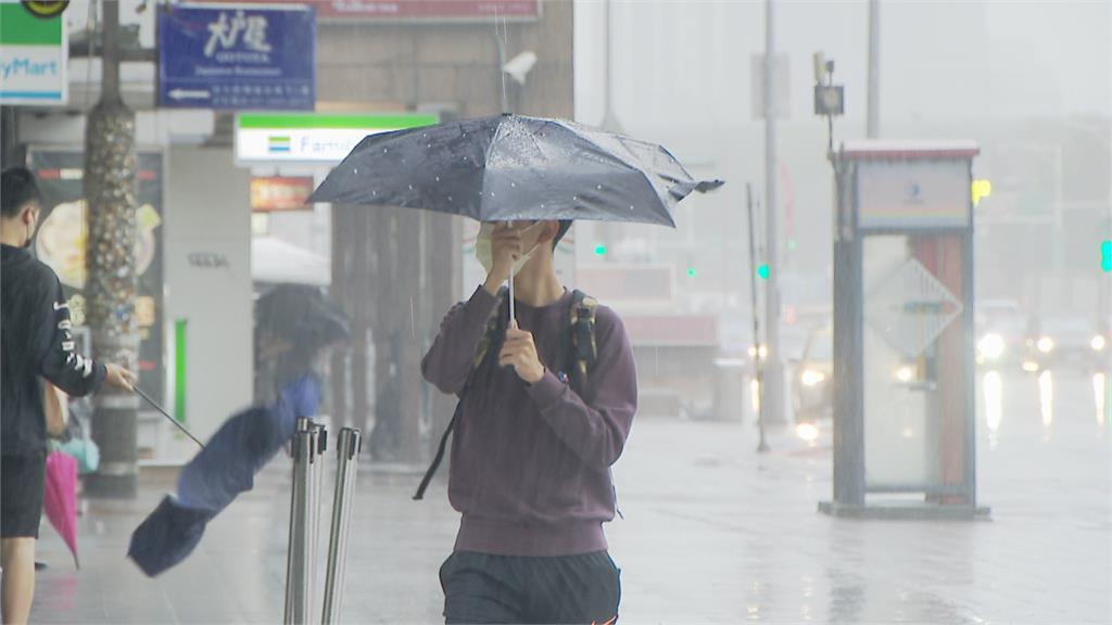 快新聞／9縣市雨彈來襲！　台北市「超大豪雨特報」紫爆