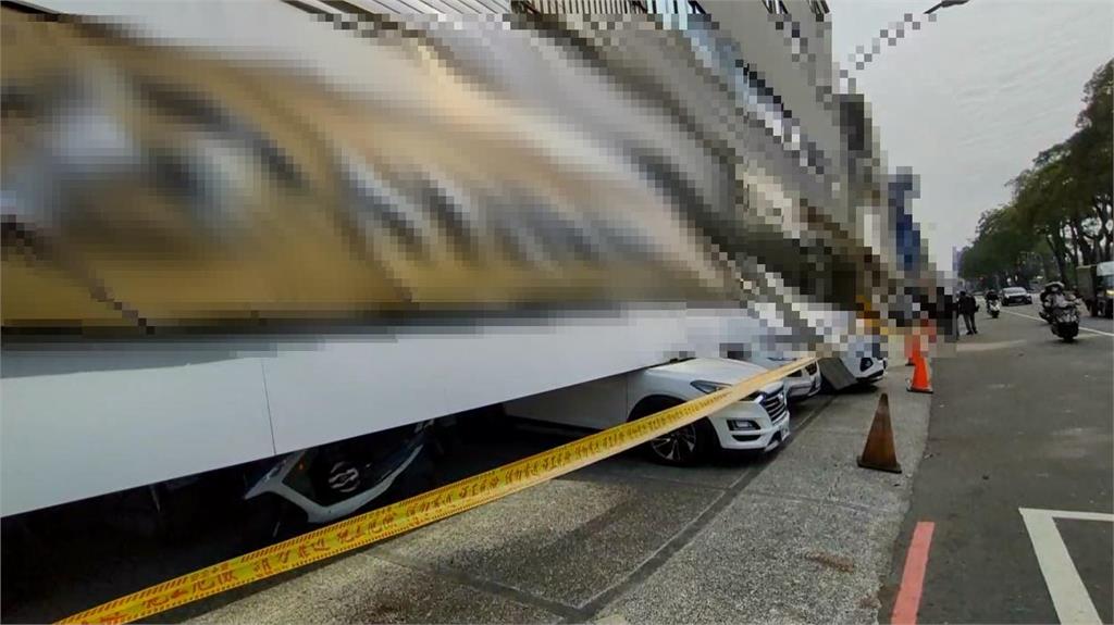 快新聞/嚇壞!高雄知名車商招牌「離家出走」 壓毀7車慘況曝光