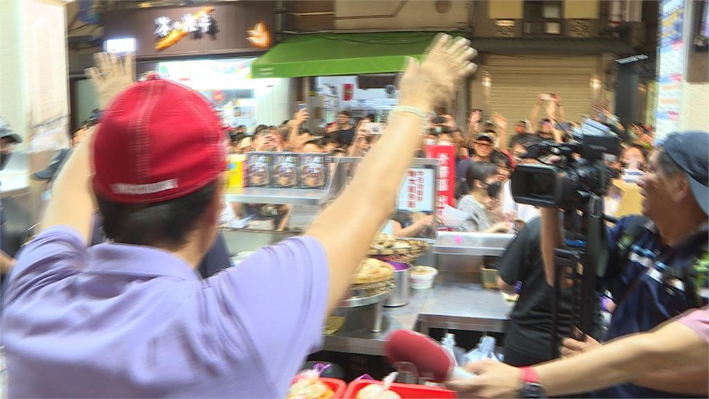 郭台銘快閃嘉義夜市 看到情侶當場「催生」
