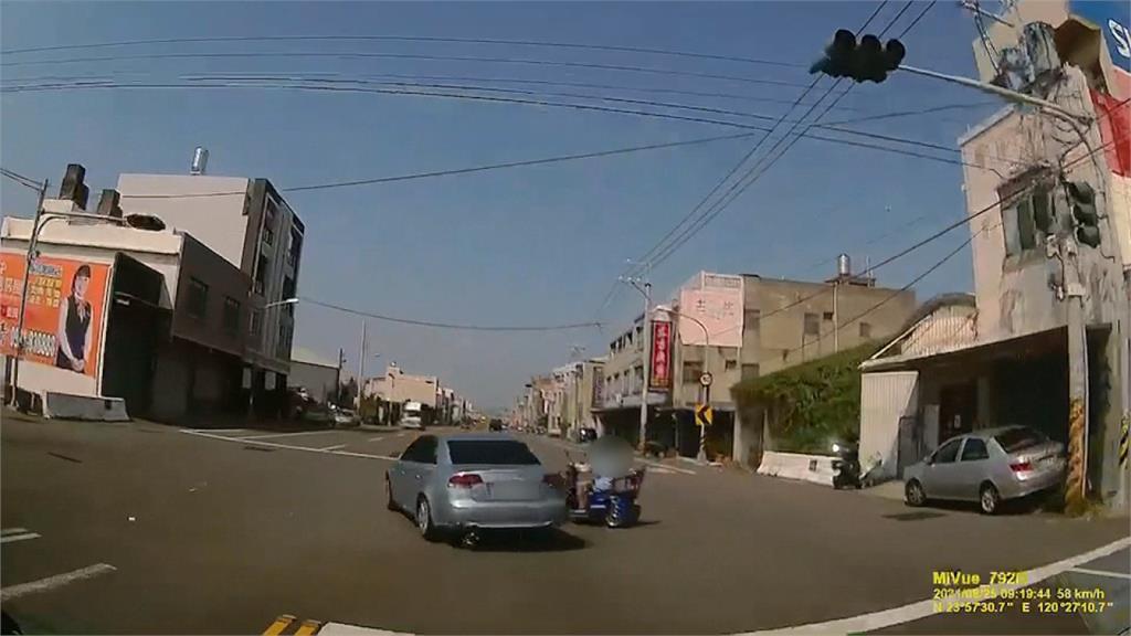 三輪車老翁違規左轉穿越馬路　被直行車撞上噴飛亡