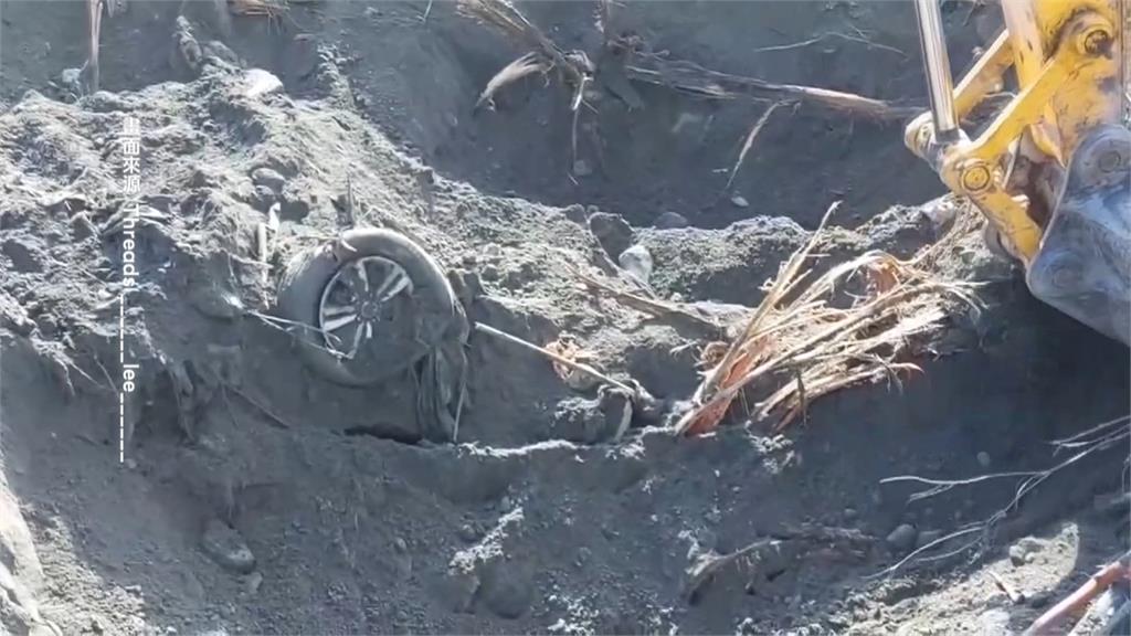 屏東特搜隊週日尋獲失聯者車輛　家屬見車牌痛哭：希望找到祂們