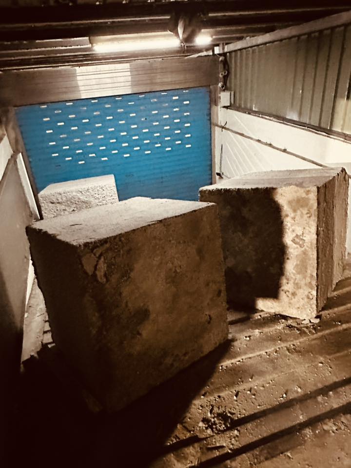 下班回家路沒了！三重社區車道驚見「三巨塊」 封路真相曝：地主與管委會開戰