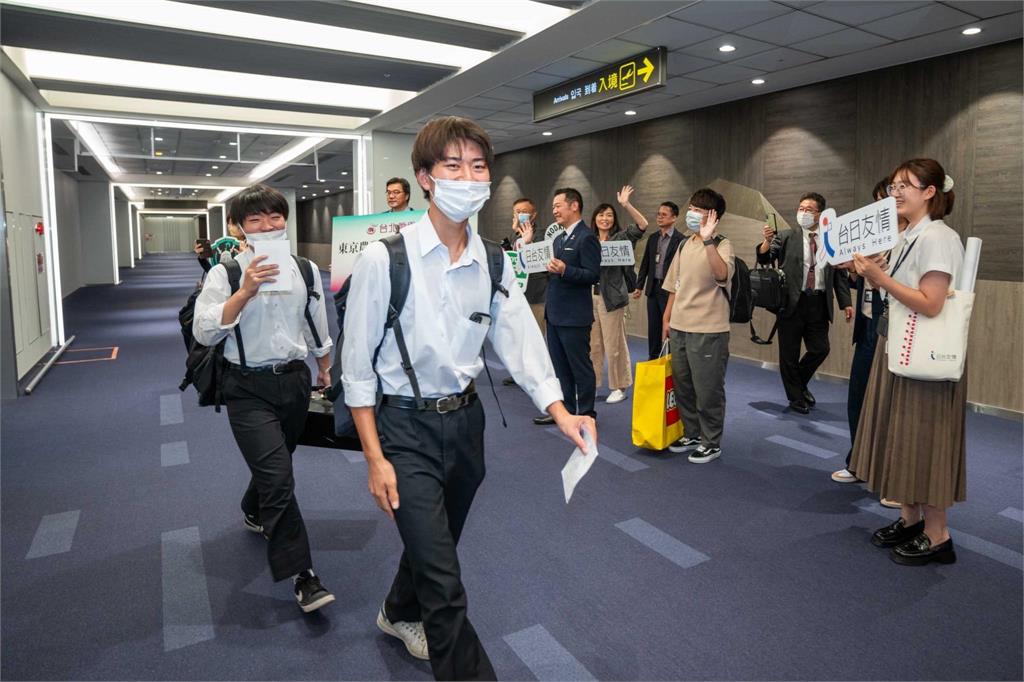 多圖/翡翠騎士下機首站直奔這!大嗑珍奶、台味宵夜「7天行程一次看」
