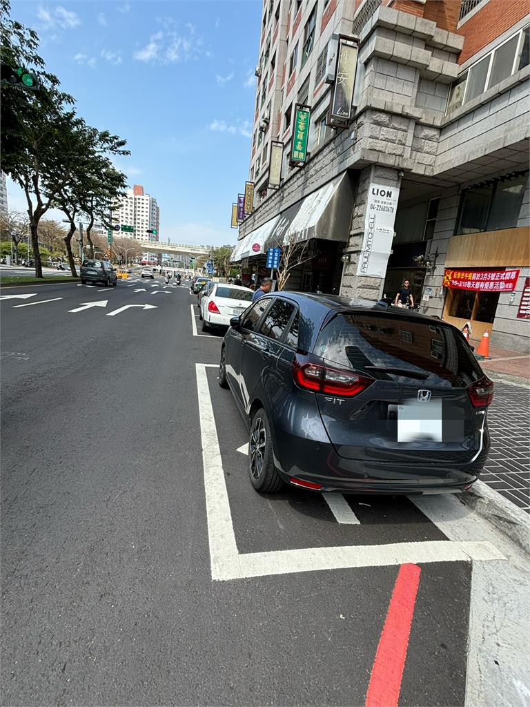 獨家／台中忠明南路出現奇景！　機車待轉格竟違停一輛轎車