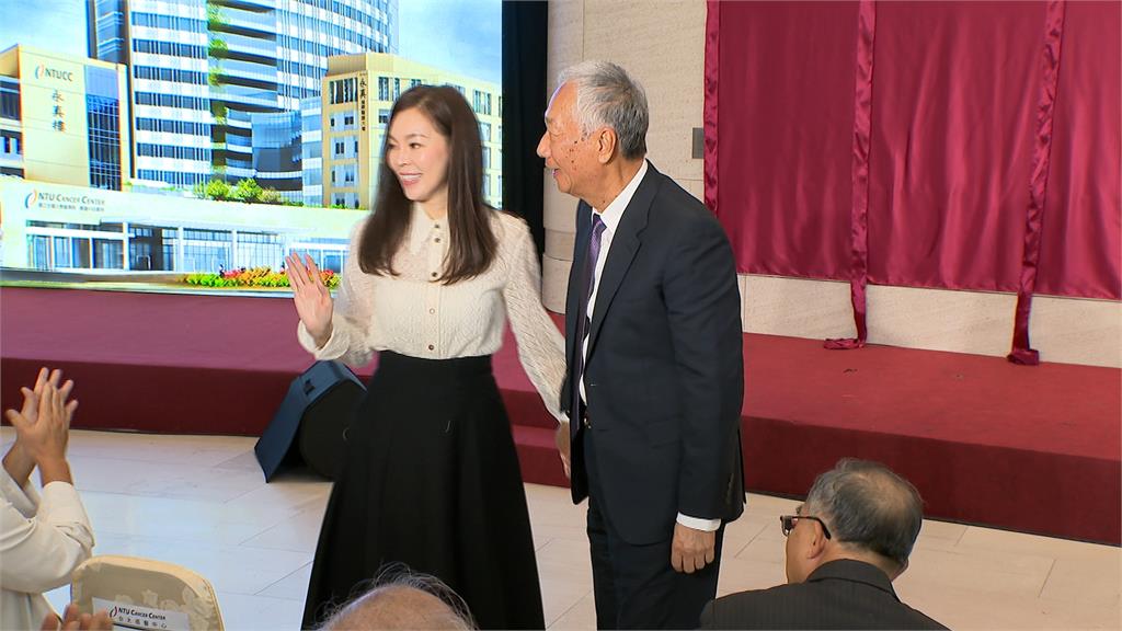 郭台銘遭爆和女球友親密互動　曾馨瑩忙熱舞比賽斷緋聞