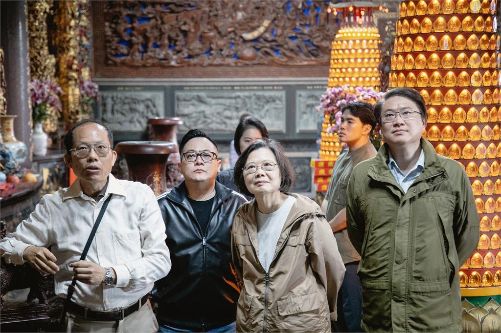 基隆爬山「隔壁香客大姐」竟是蔡英文!私下太炸裂「開飆2戰友」網笑:太愛了