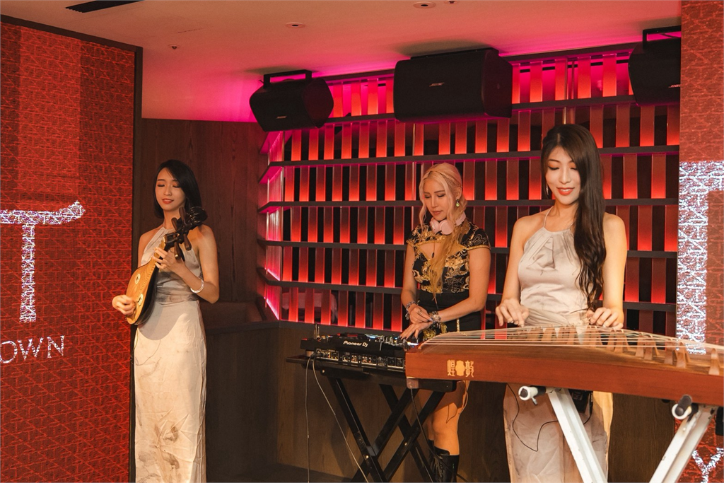 曹佑寧和林思宇搶麥克風 唱爆ROAR KTV 薇閣打造大直娛樂一體城