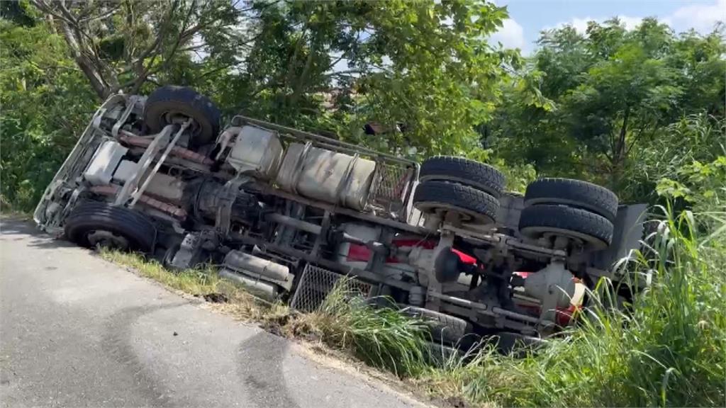 轟！　彰化混凝土車翻覆駕駛受困　消防、熱心民眾破窗救人