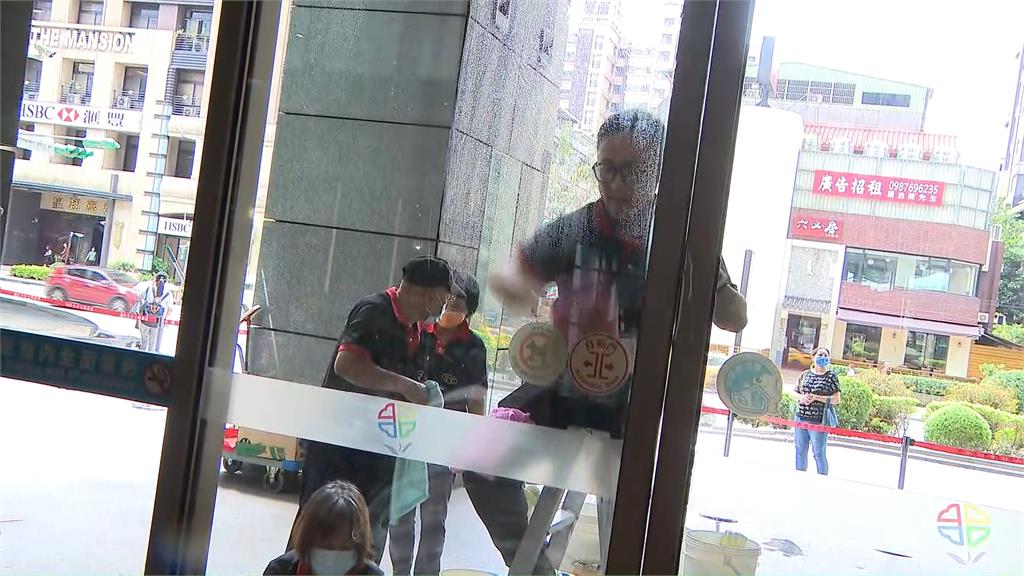 新北市府大門遭潑漆! 嫌犯回蘆洲換裝、再到林口遛狗被逮捕