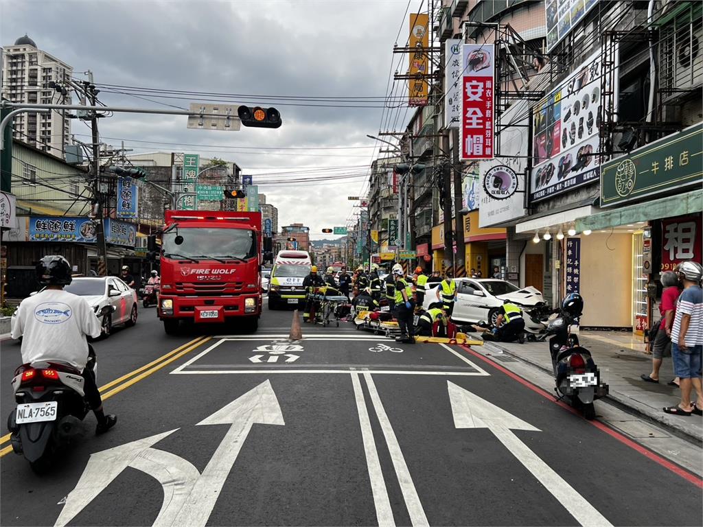 砰!38歲男下班無照開車回家暴衝 撞倒6機車釀6人受傷
