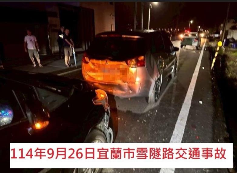 宜蘭七張路段轎車撞護欄翻車!里長曝:此路段車禍頻傳