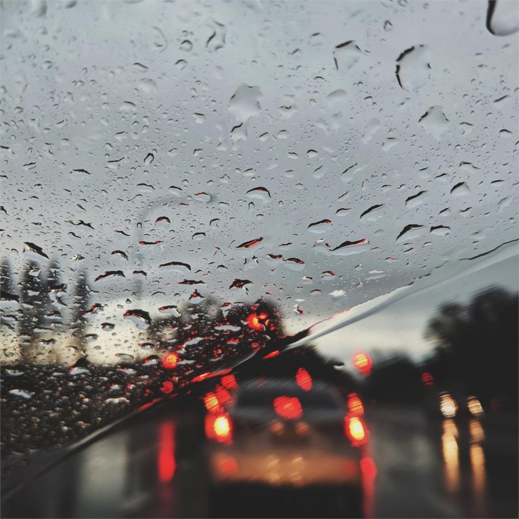 雨天開車小心習慣「1動作」吃罰單！苦主崩潰喊白天開燈還被罰？