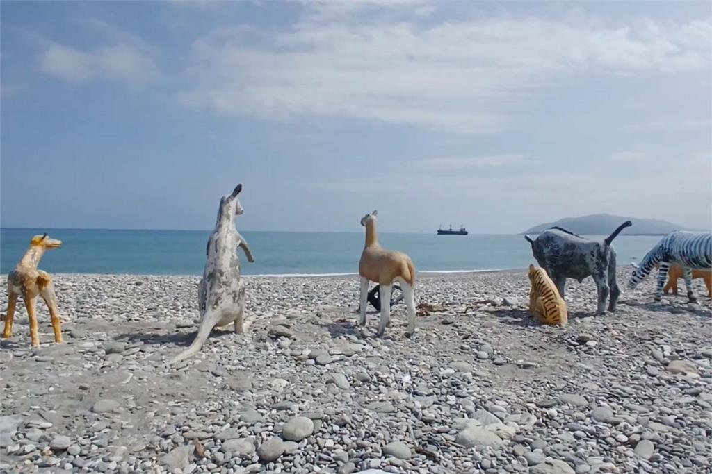 快新聞／動物雕像「站一排」現蹤北濱海灘　在地人驚呼：在等諾亞方舟？