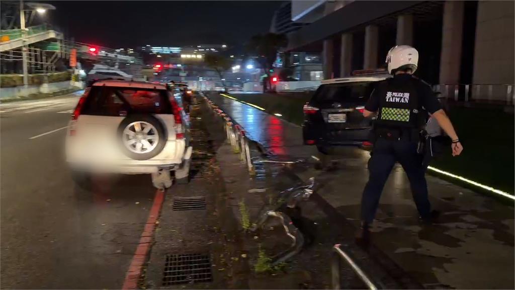 基隆毒駕男拒檢撞巡邏車　撞斷多處鐵桿衝廣場遭壓制