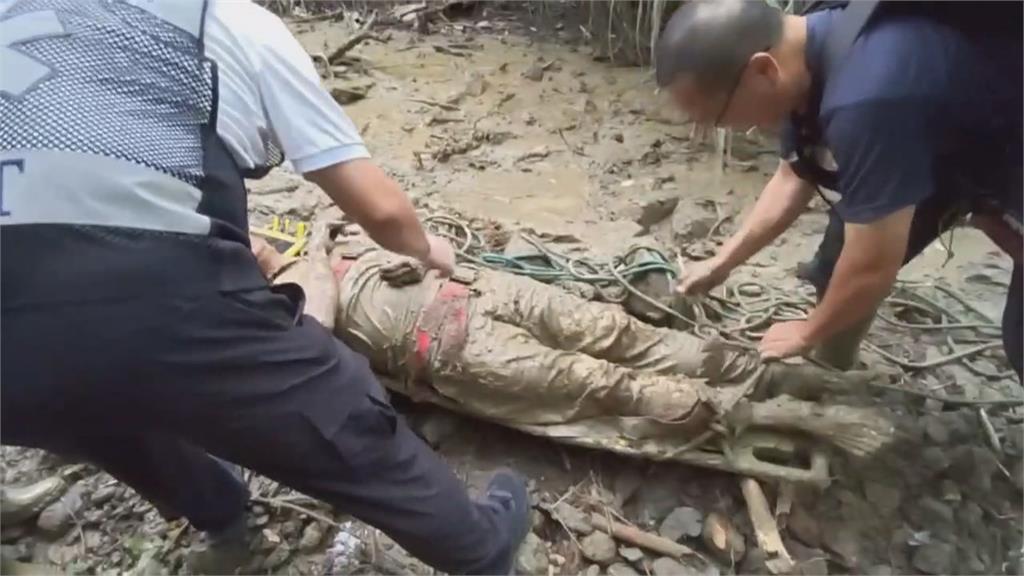 豪雨淘空路基！騎士「下半身陷泥沼」困四天獲救