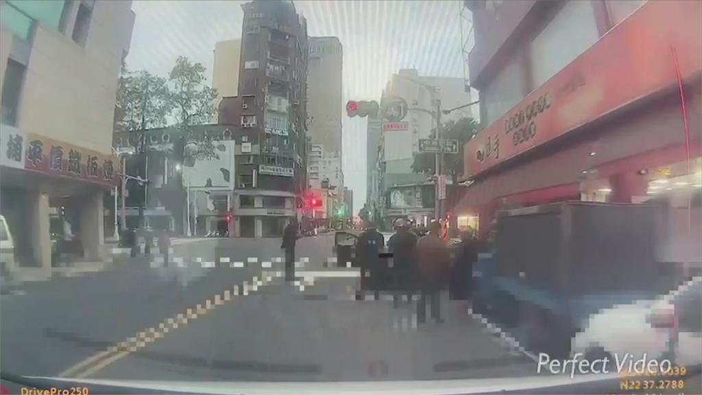 疑心臟出問題? 71歲老翁開車昏厥自撞6機車身亡