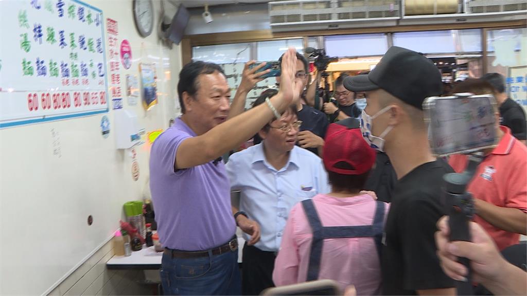 郭台銘快閃嘉義夜市　看到情侶當場「催生」