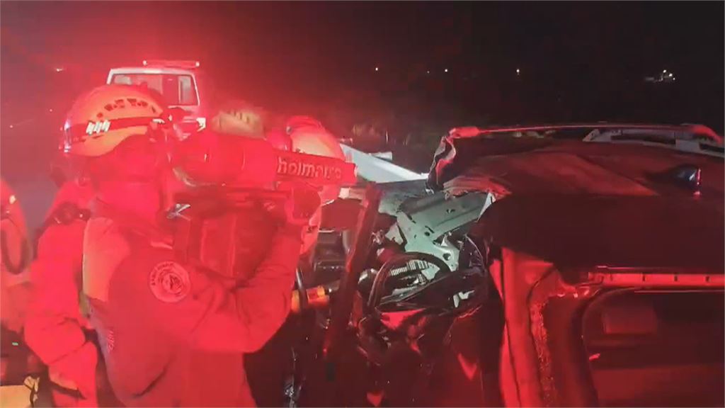 國1聯結車疑爆胎翻覆！　後方4車追撞釀2死2傷