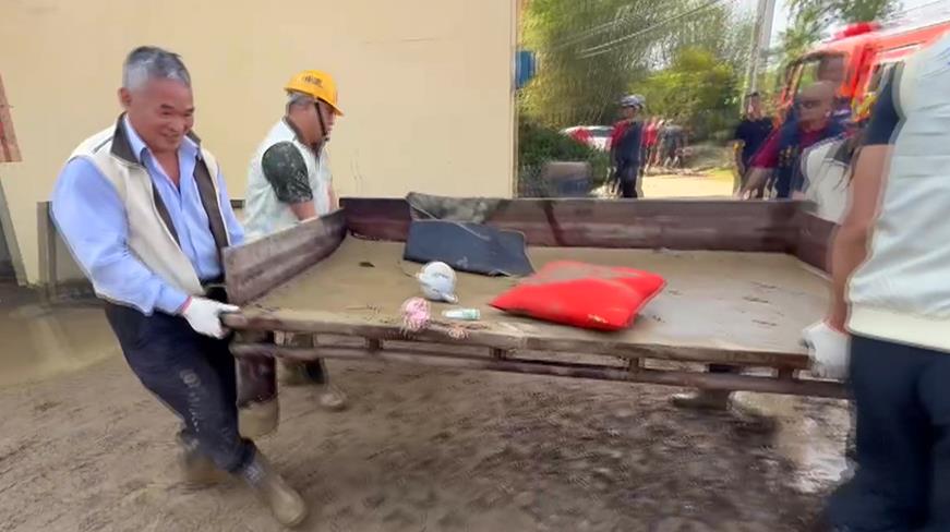 苗栗疑清淤不力釀水患! 高價古董泡爛泥 鍾東錦勘災