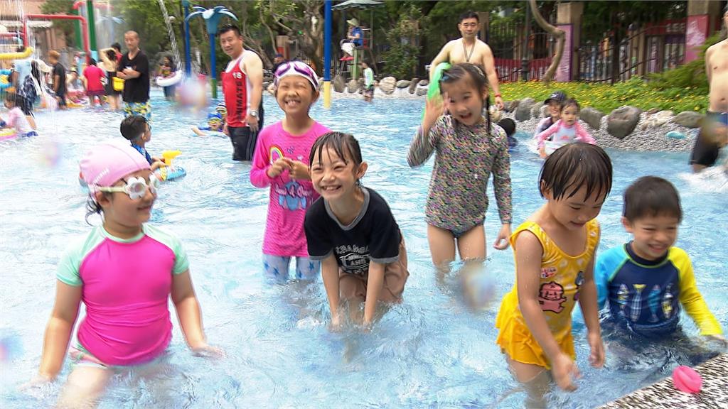 端午連假天氣熱! 人潮湧入自來水園區、河濱戲水區